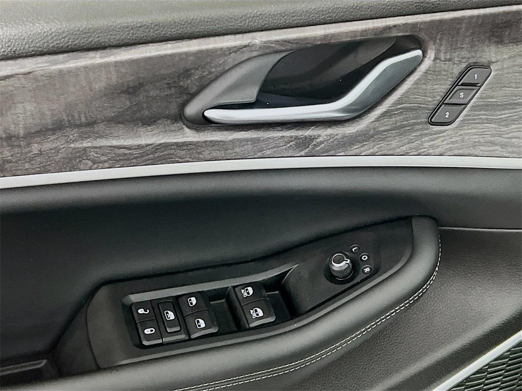 used 2022 Jeep Grand Cherokee car, priced at $27,549