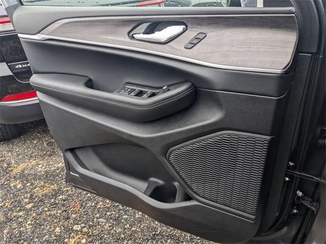 new 2025 Jeep Grand Cherokee car, priced at $46,396