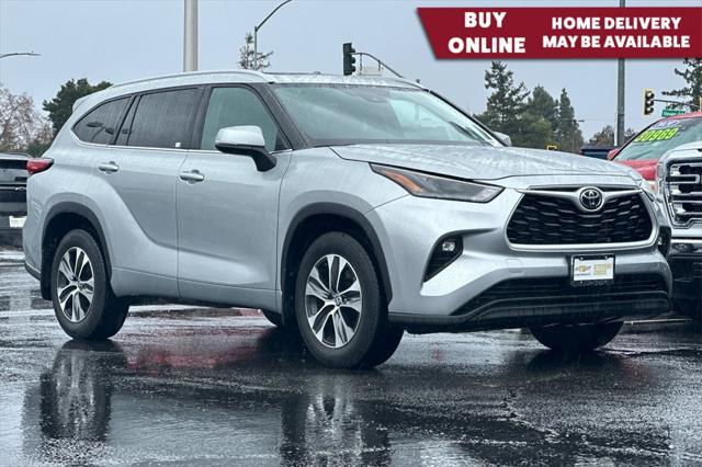 used 2022 Toyota Highlander car, priced at $34,368