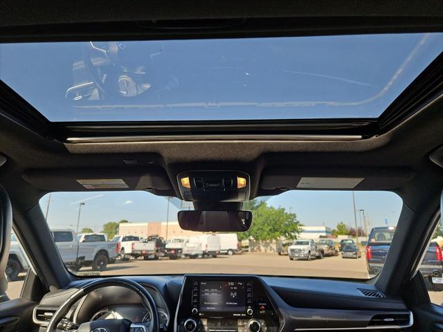 used 2022 Toyota Highlander car, priced at $39,100