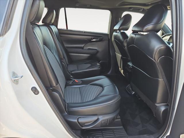 used 2022 Toyota Highlander car, priced at $39,100