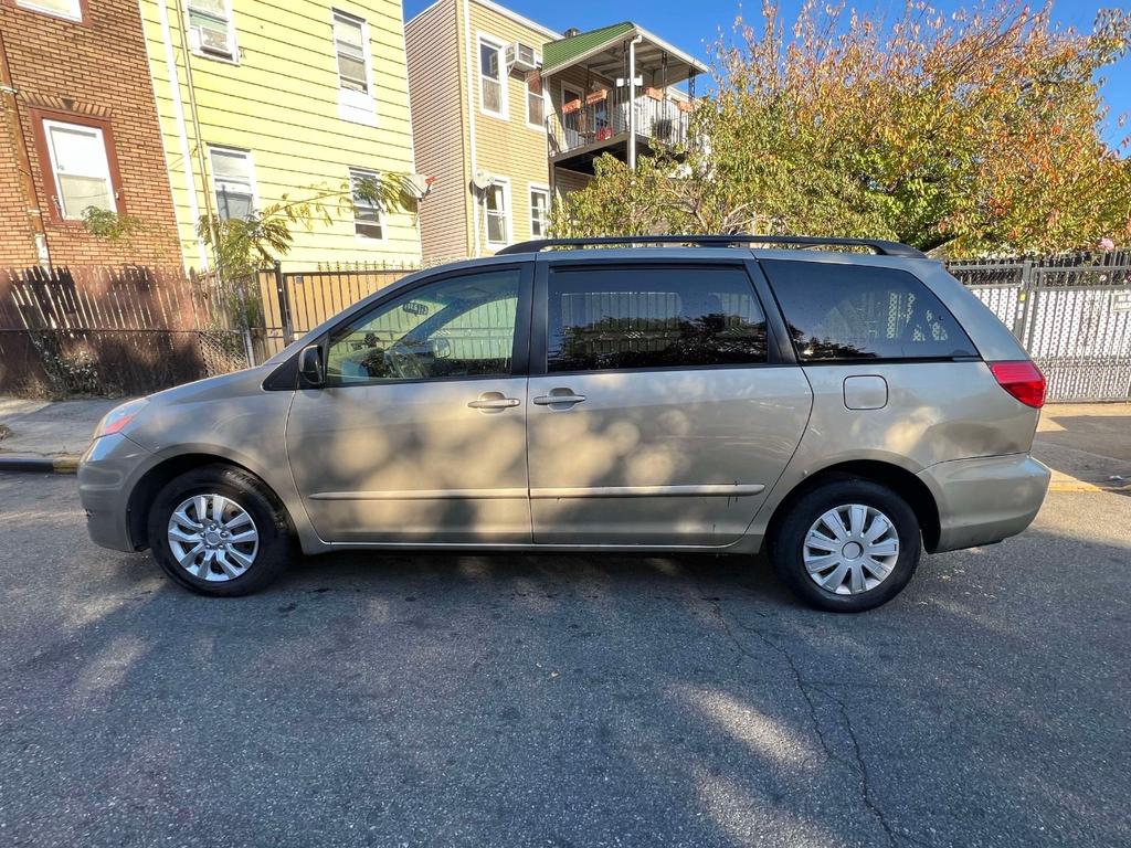 used 2007 Toyota Sienna car, priced at $6,900
