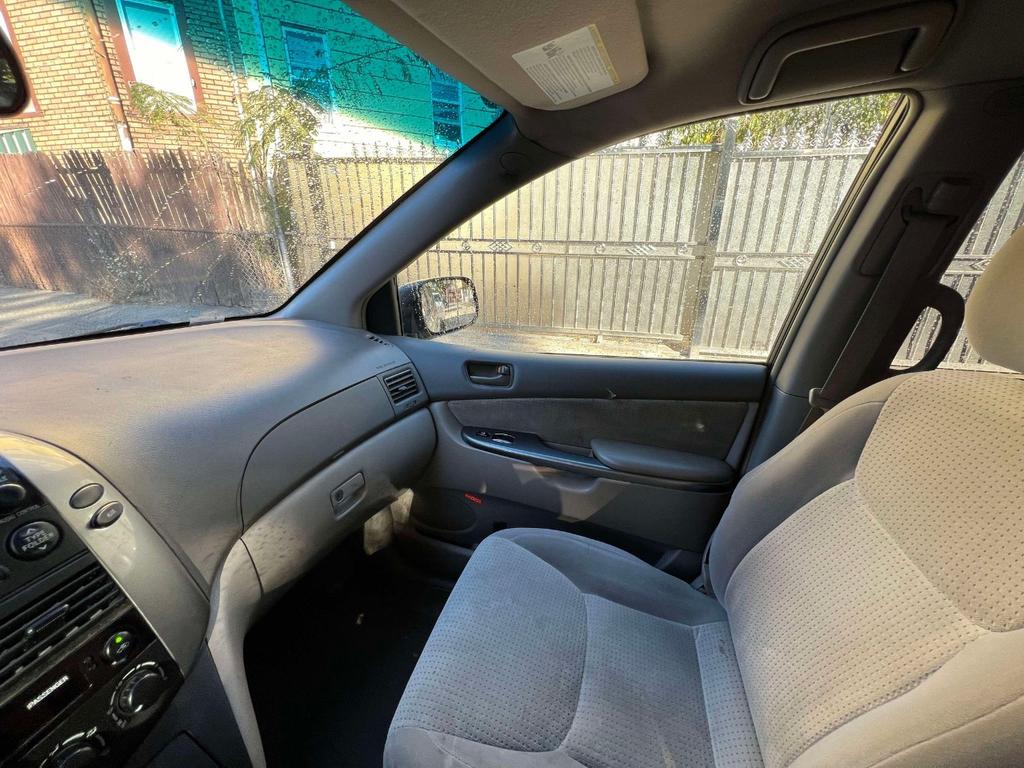 used 2007 Toyota Sienna car, priced at $6,900