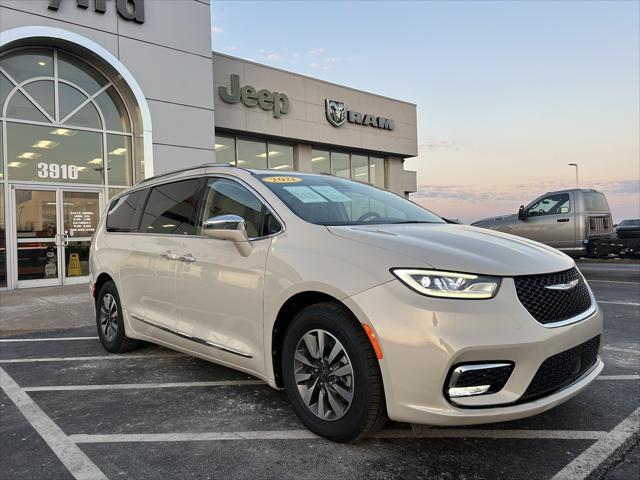 used 2021 Chrysler Pacifica Hybrid car, priced at $26,633