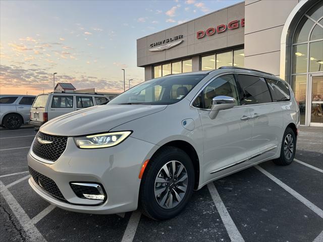 used 2021 Chrysler Pacifica Hybrid car, priced at $26,633