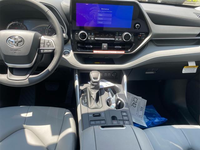 new 2025 Toyota Highlander car, priced at $48,052