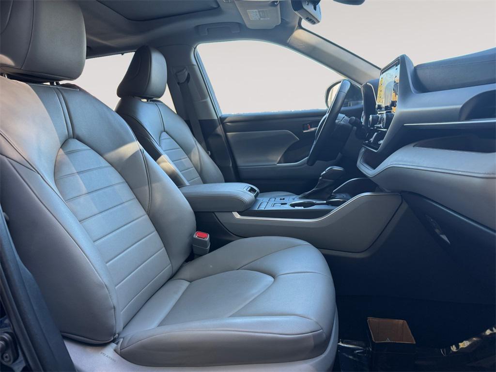 used 2022 Toyota Highlander car, priced at $36,991