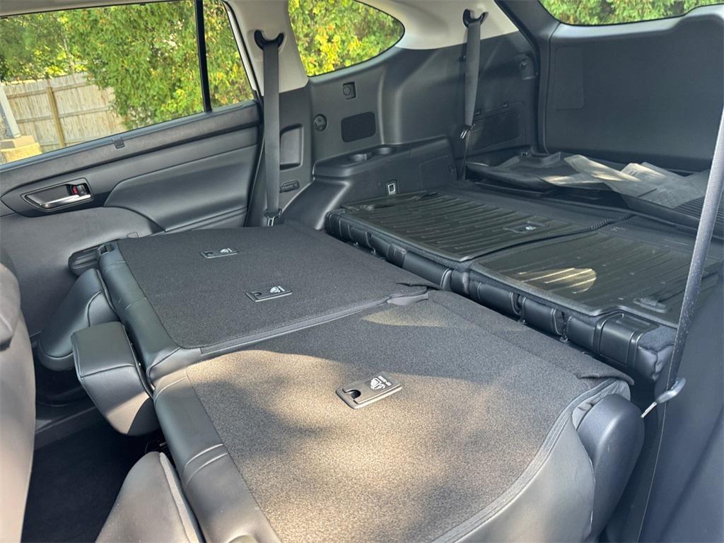 used 2022 Toyota Highlander car, priced at $35,943