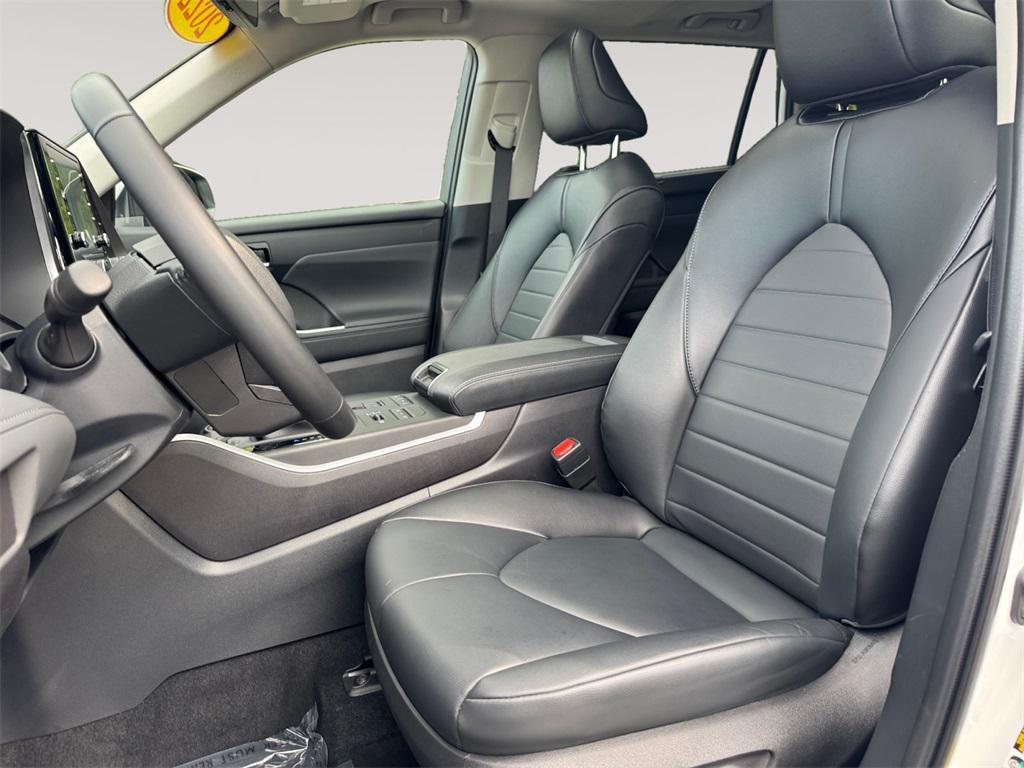 used 2022 Toyota Highlander car, priced at $35,943