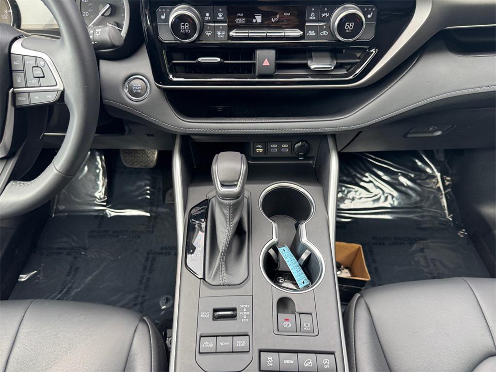 used 2022 Toyota Highlander car, priced at $35,943