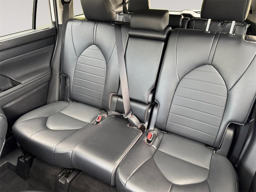 used 2022 Toyota Highlander car, priced at $35,943
