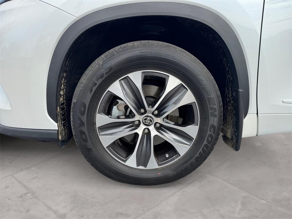 used 2022 Toyota Highlander car, priced at $35,943