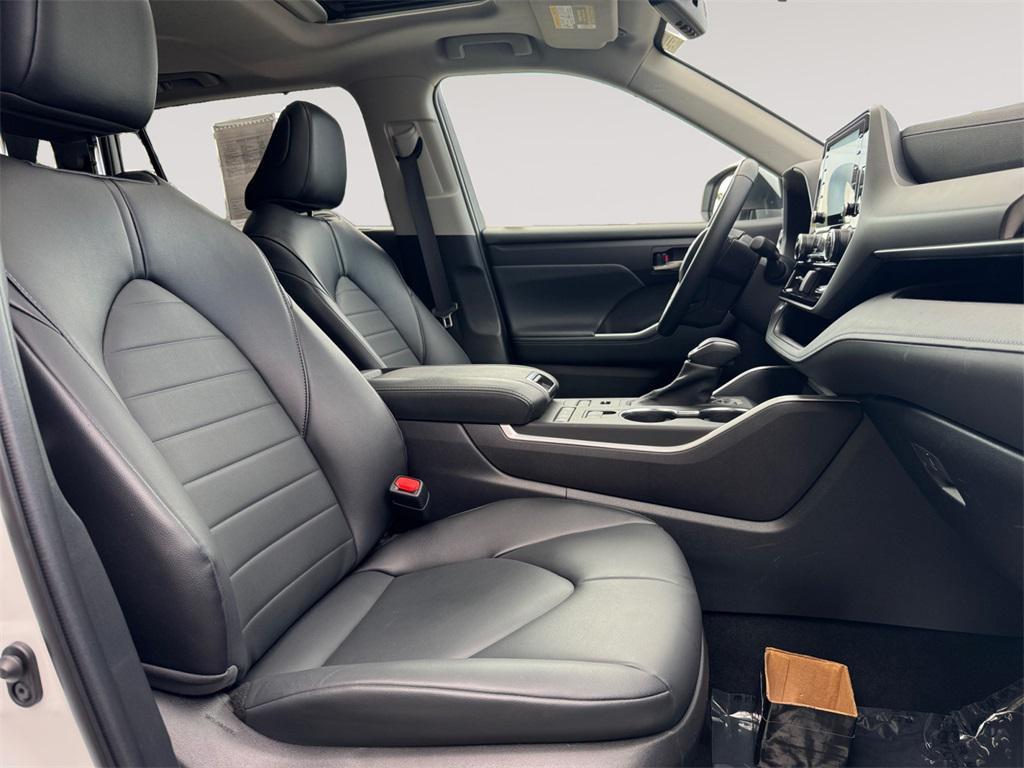 used 2022 Toyota Highlander car, priced at $35,943