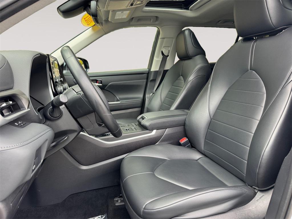 used 2021 Toyota Highlander car, priced at $34,491