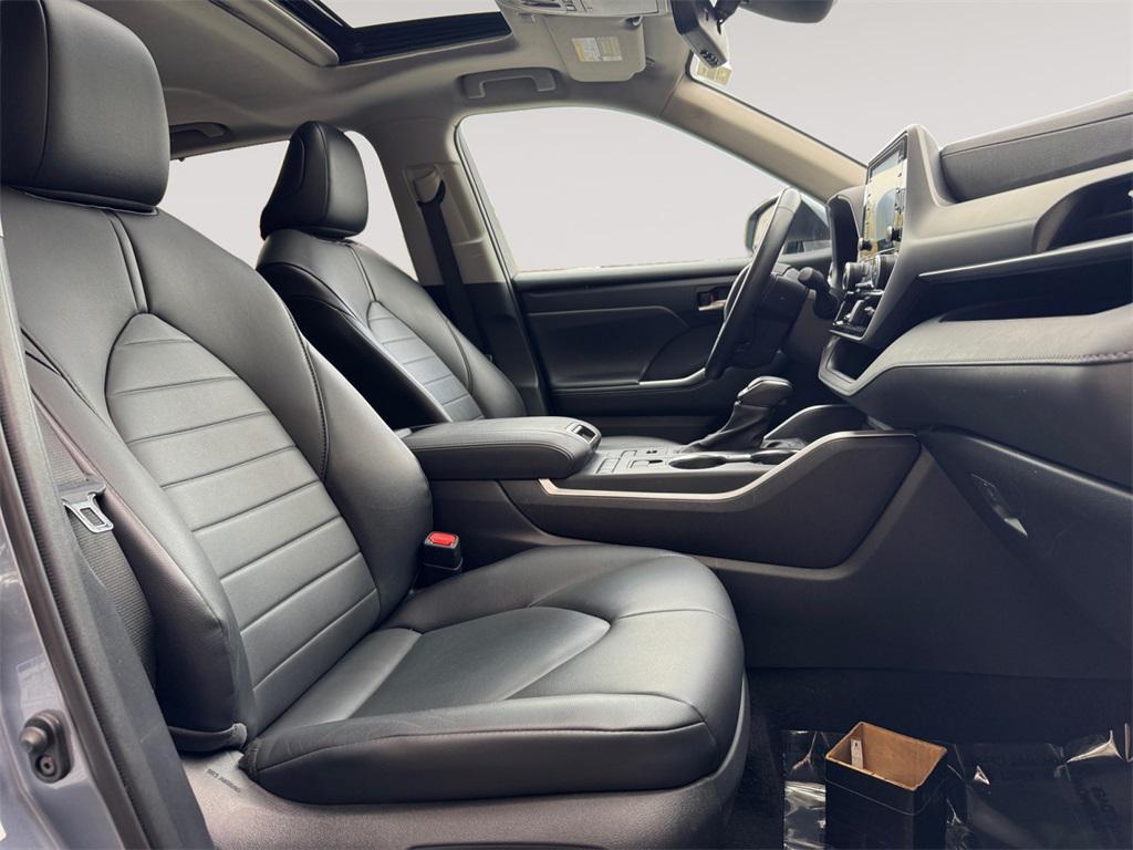 used 2021 Toyota Highlander car, priced at $34,491
