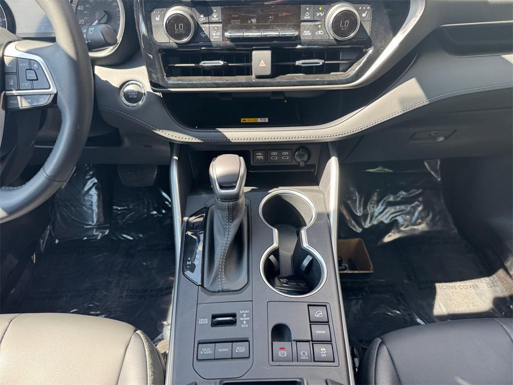 used 2023 Toyota Highlander car, priced at $37,433