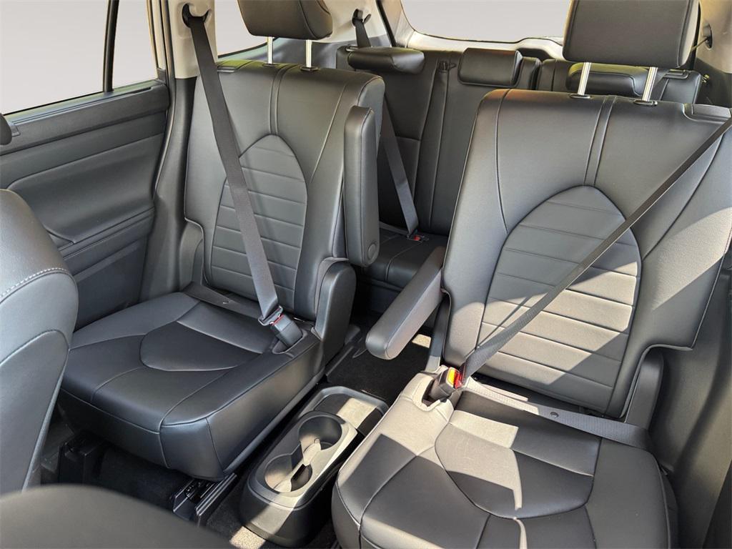 used 2023 Toyota Highlander car, priced at $37,433
