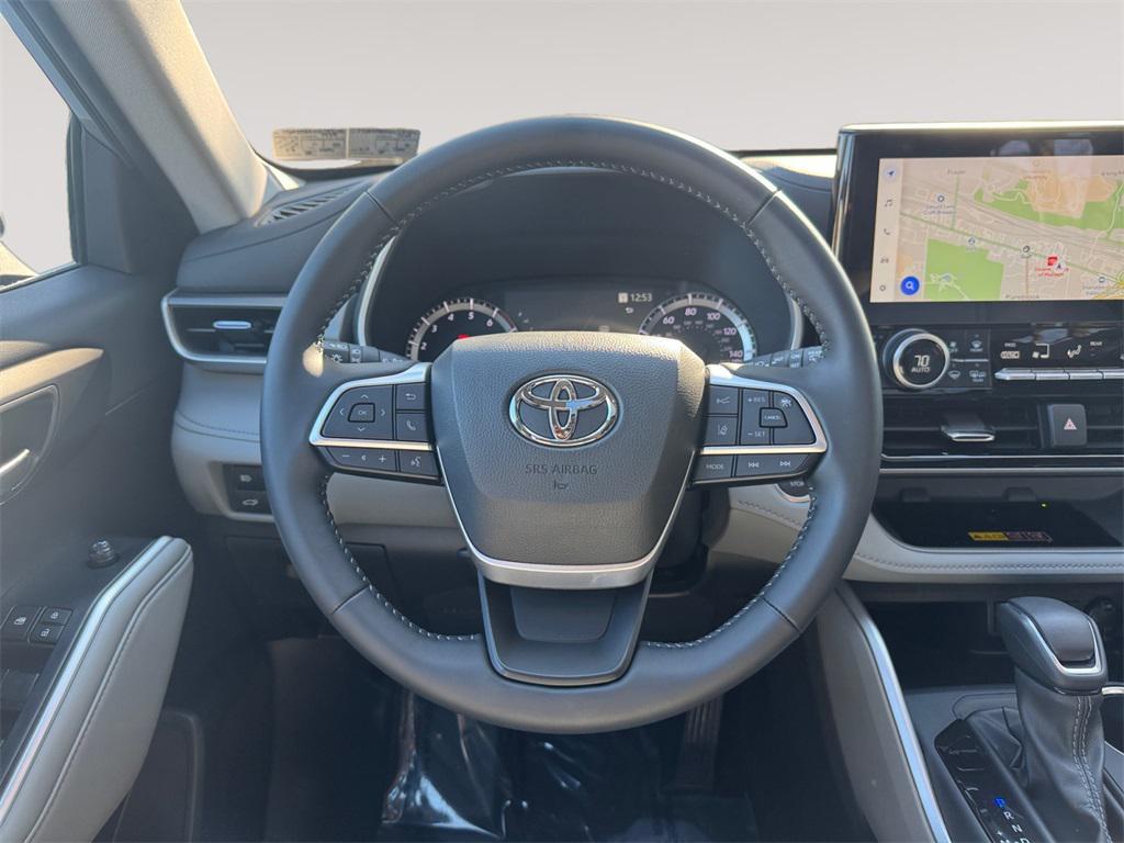 used 2025 Toyota Highlander car, priced at $46,991