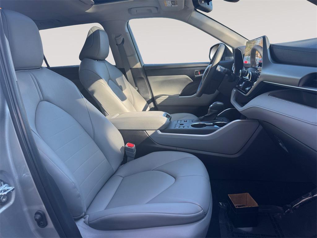 used 2025 Toyota Highlander car, priced at $46,991