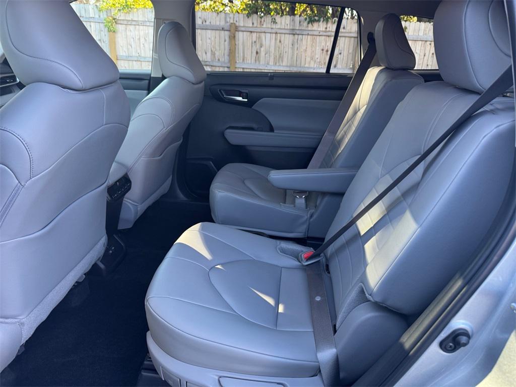 used 2025 Toyota Highlander car, priced at $46,991