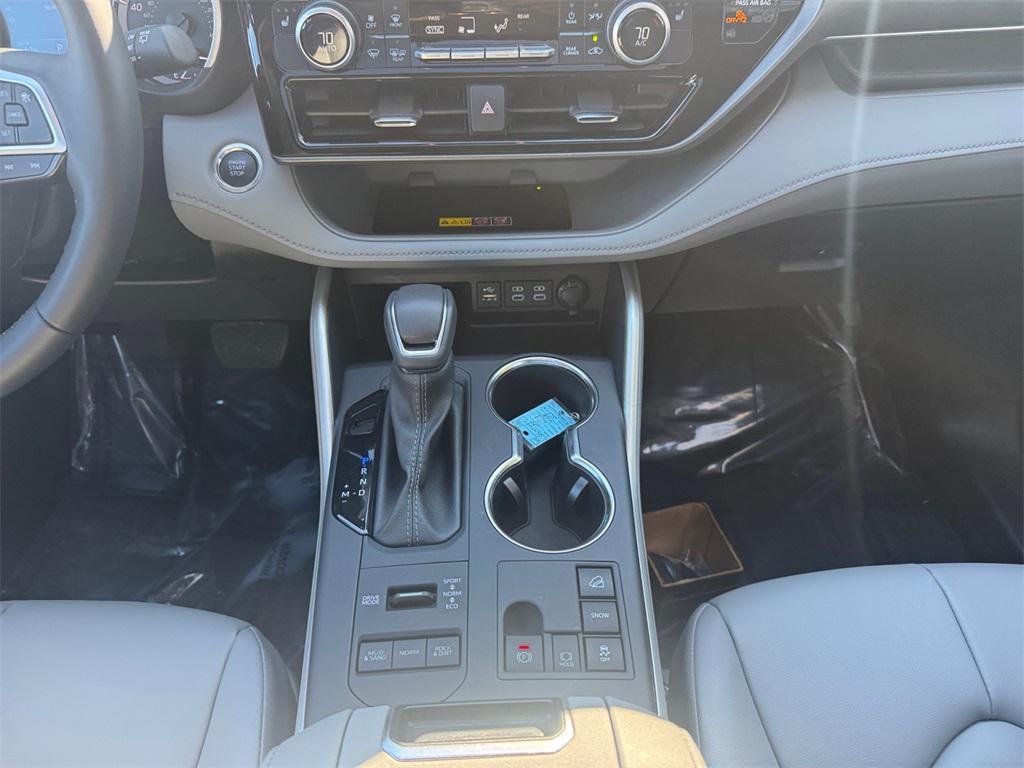 used 2025 Toyota Highlander car, priced at $46,991