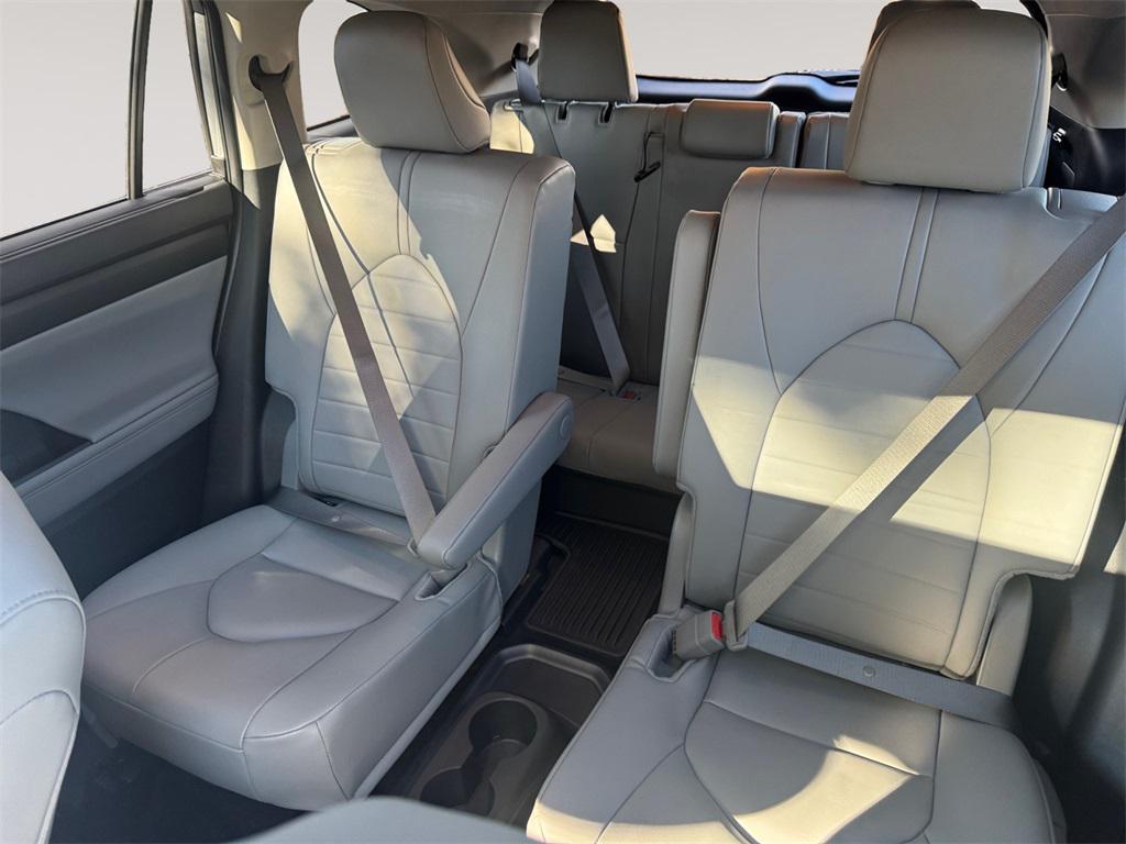 used 2025 Toyota Highlander car, priced at $46,991