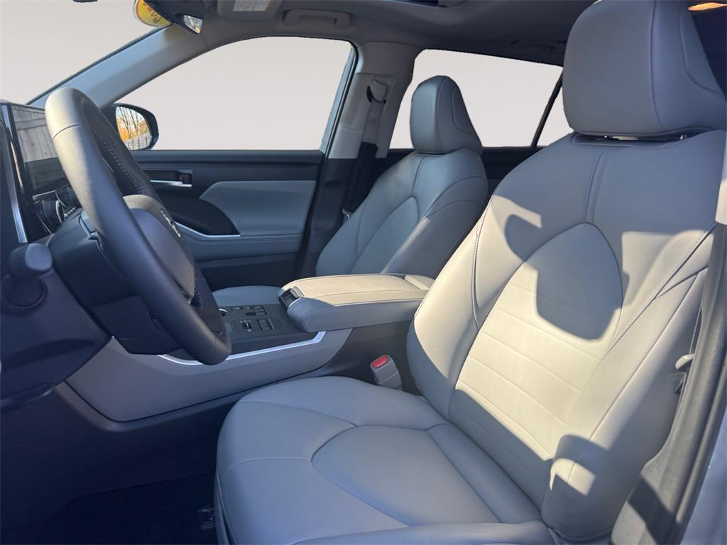 used 2025 Toyota Highlander car, priced at $46,991