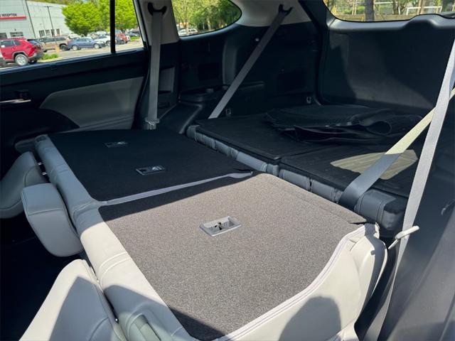 used 2022 Toyota Highlander car, priced at $38,553