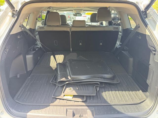used 2022 Toyota Highlander car, priced at $38,553