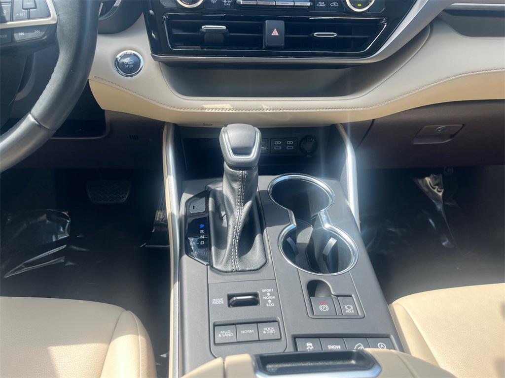 used 2022 Toyota Highlander car, priced at $37,491