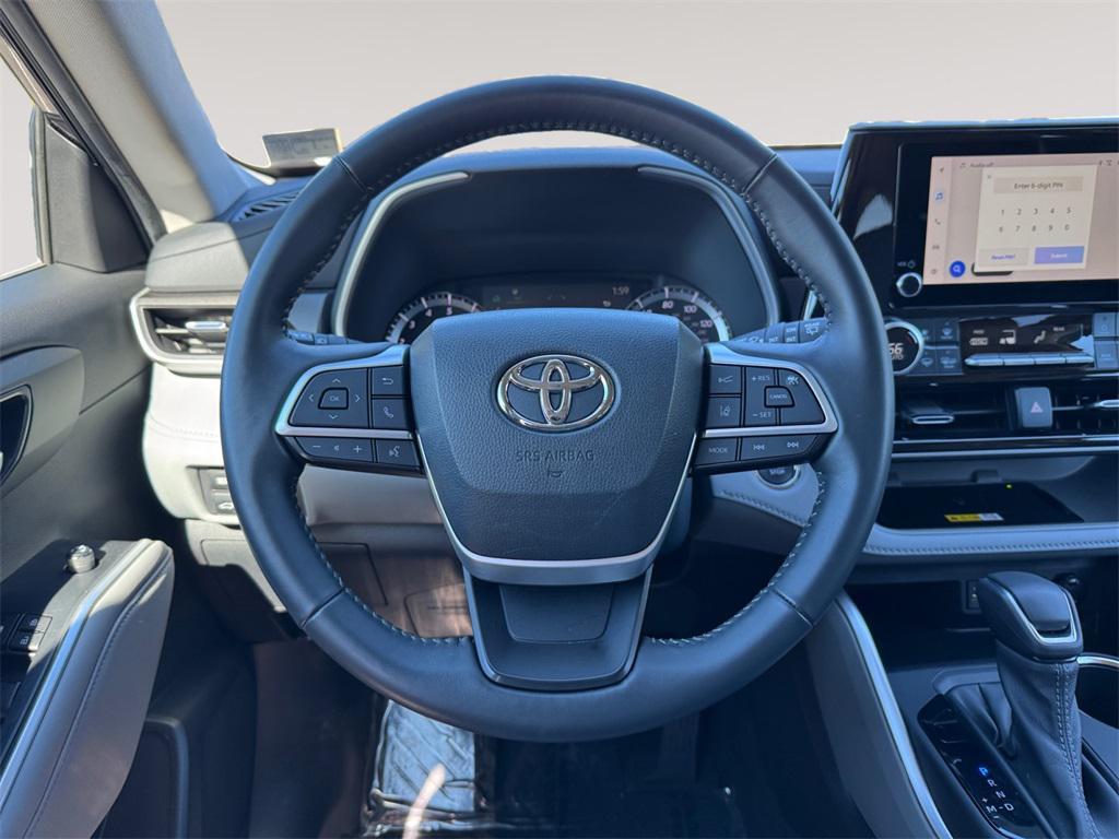 used 2023 Toyota Highlander car, priced at $39,991