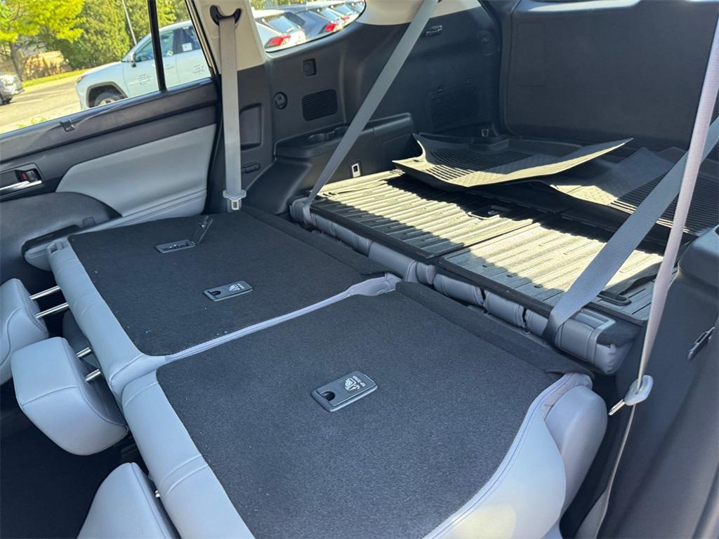 used 2023 Toyota Highlander car, priced at $39,991