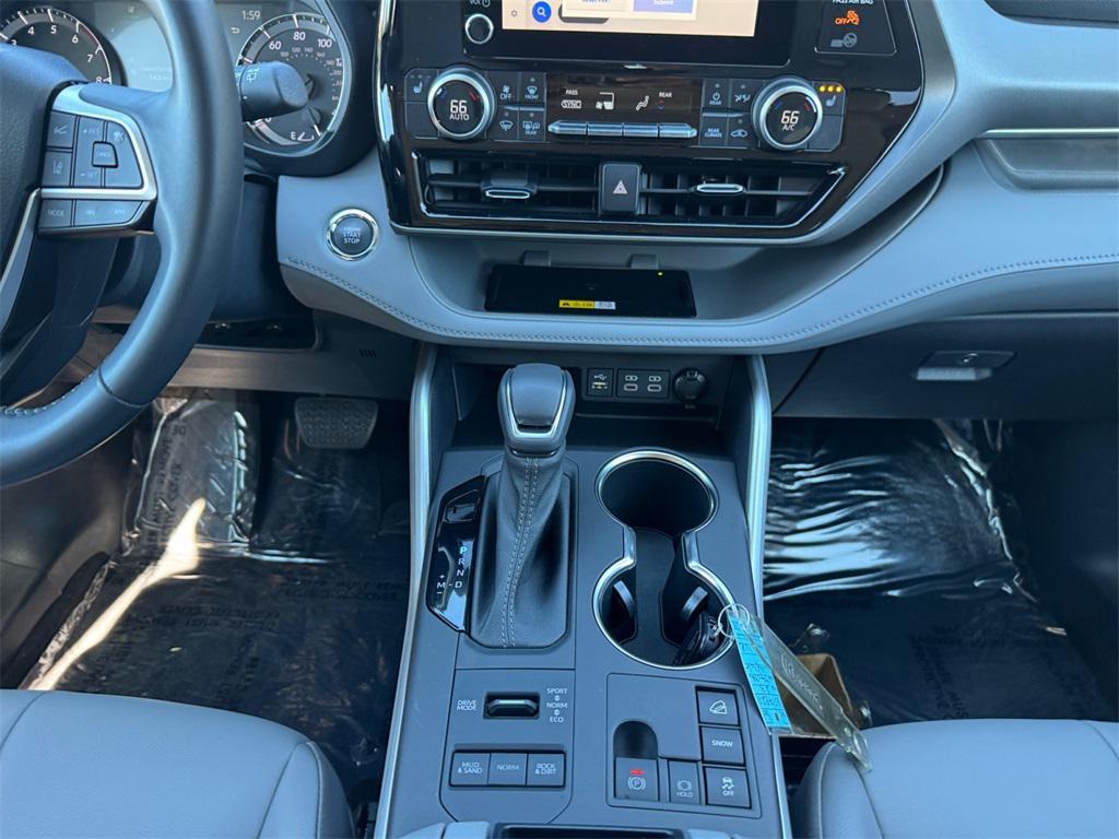 used 2023 Toyota Highlander car, priced at $39,991