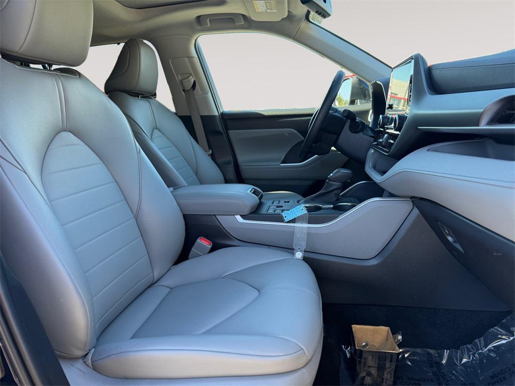 used 2023 Toyota Highlander car, priced at $39,991