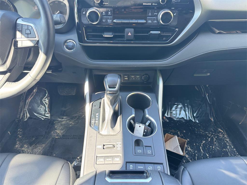 used 2022 Toyota Highlander car, priced at $37,991