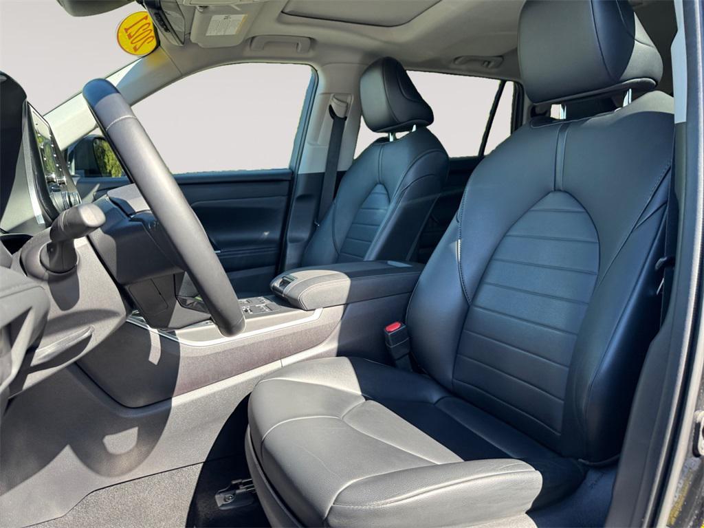 used 2021 Toyota Highlander car, priced at $30,991
