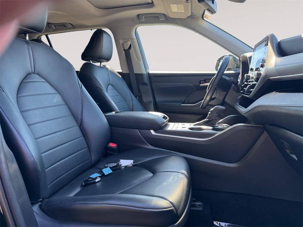 used 2021 Toyota Highlander car, priced at $30,991