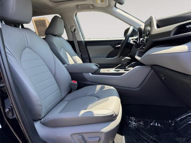 used 2022 Toyota Highlander car, priced at $38,491