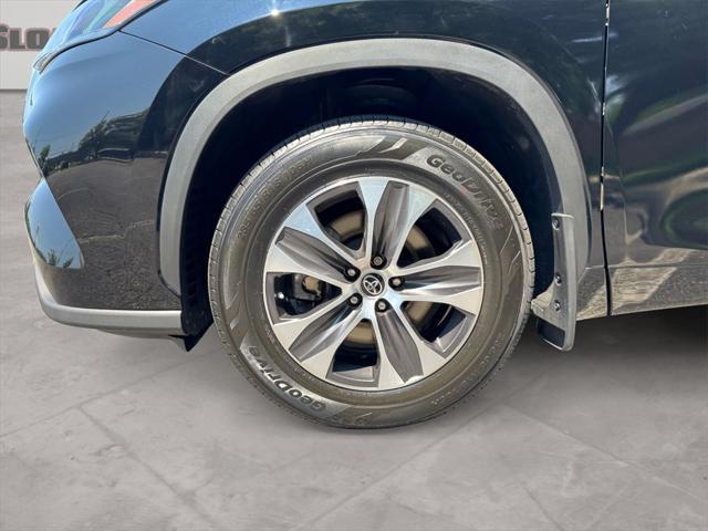 used 2022 Toyota Highlander car, priced at $38,491