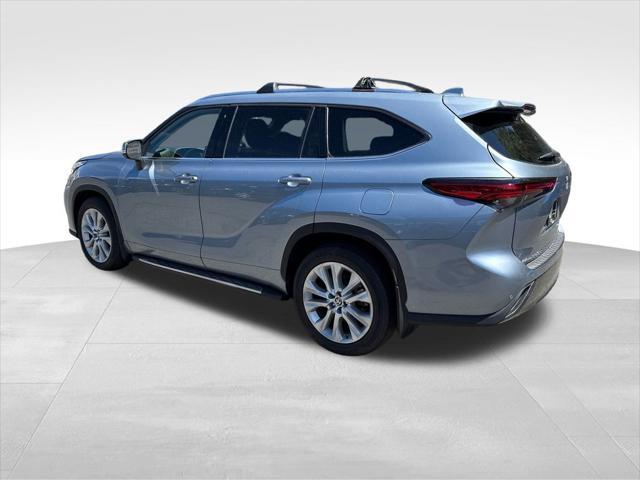 used 2022 Toyota Highlander car, priced at $34,280