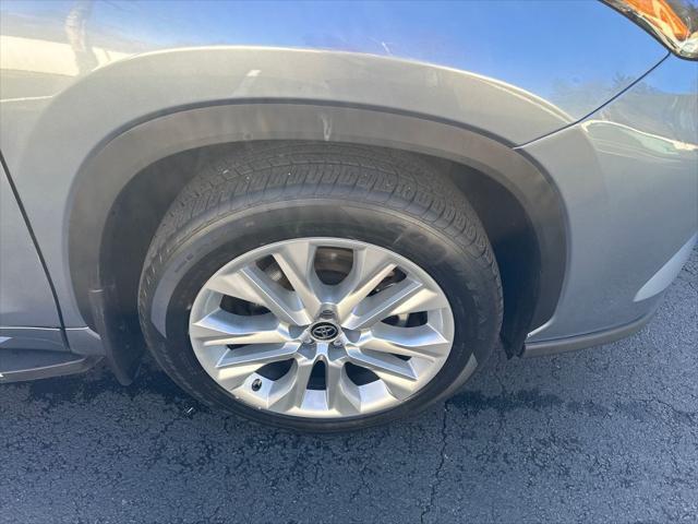 used 2022 Toyota Highlander car, priced at $34,280
