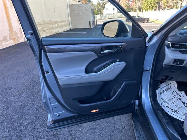 used 2022 Toyota Highlander car, priced at $34,280
