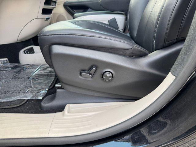 used 2024 Chrysler Pacifica car, priced at $35,095