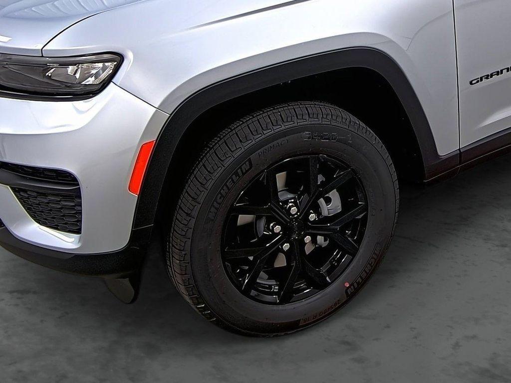new 2025 Jeep Grand Cherokee car, priced at $40,352