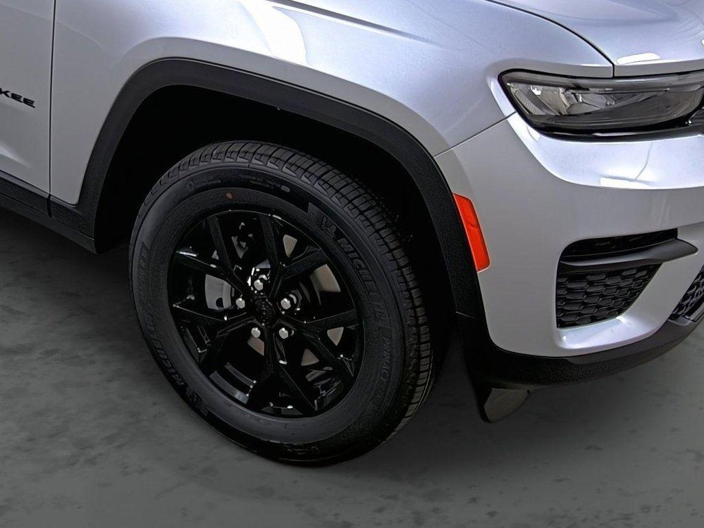 new 2025 Jeep Grand Cherokee car, priced at $40,352