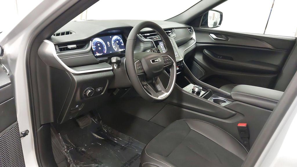 new 2025 Jeep Grand Cherokee car, priced at $40,352