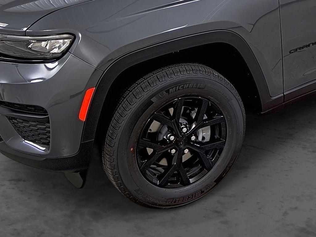 new 2025 Jeep Grand Cherokee car, priced at $41,724