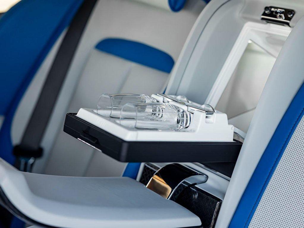 new 2025 Rolls-Royce Cullinan car, priced at $644,100