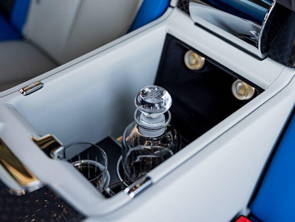 new 2025 Rolls-Royce Cullinan car, priced at $644,100