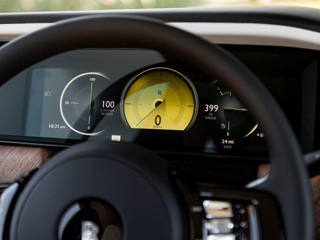 new 2025 Rolls-Royce Cullinan car, priced at $474,150